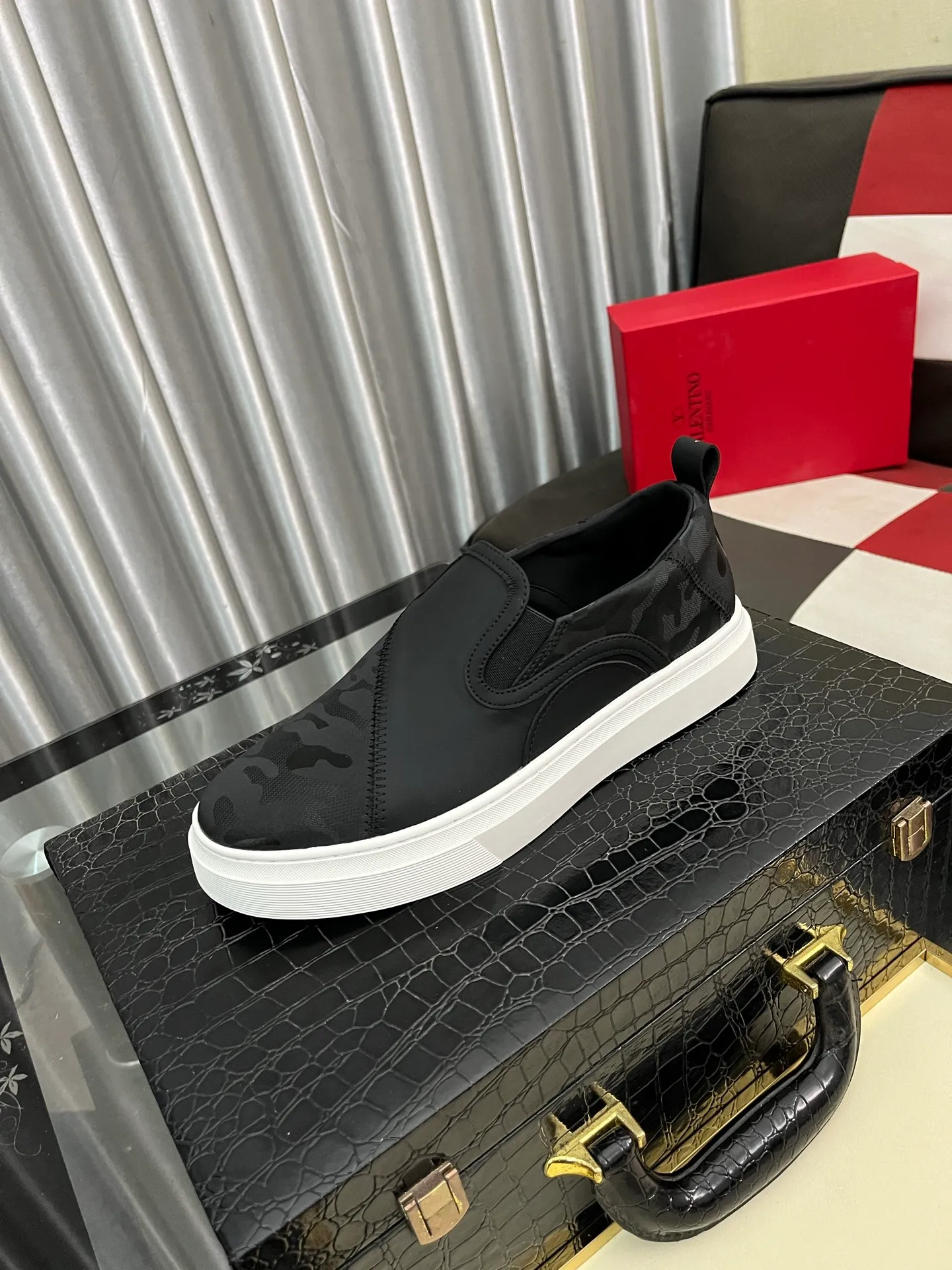Men's shoes 💰420⌚️⌚️ VALENTINO Valentino's 2024 SS spring and summer new hot casual sports shoes, imported elastic fabric upper ➕The heel is Warren's exclusive rivet shape. The whole is very representative, the combination outsole is really easy to wear and very comfortable on the foot~, classic, comfortable and versatile! Size: 38-443️⃣Colors available
